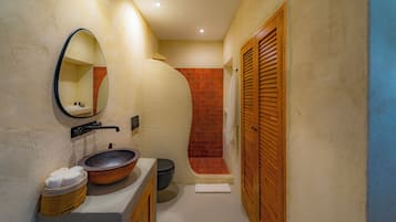 Deluxe King Suite | Salle de bain | Douche, douche cascade, articles de toilette écologiques