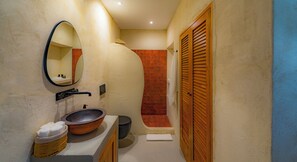 Deluxe King Suite | Bathroom | Shower, rainfall showerhead, eco-friendly toiletries, hair dryer - Churchill Townhouse (Bodrum)