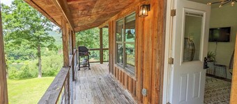 The Crash Pad ~ Riverfront Retreat with Gameroom