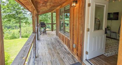 The Crash Pad ~ Riverfront Retreat with Gameroom