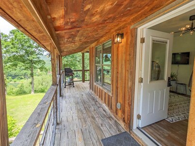 The Crash Pad ~ Riverfront Retreat with Gameroom