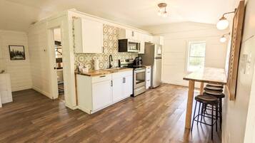 Jääkaappi, mikroaaltouuni, uuni, liesi