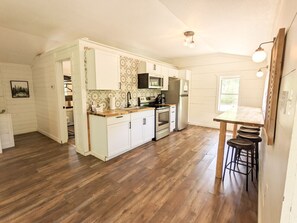 Frigorifero, microonde, forno, piano cottura