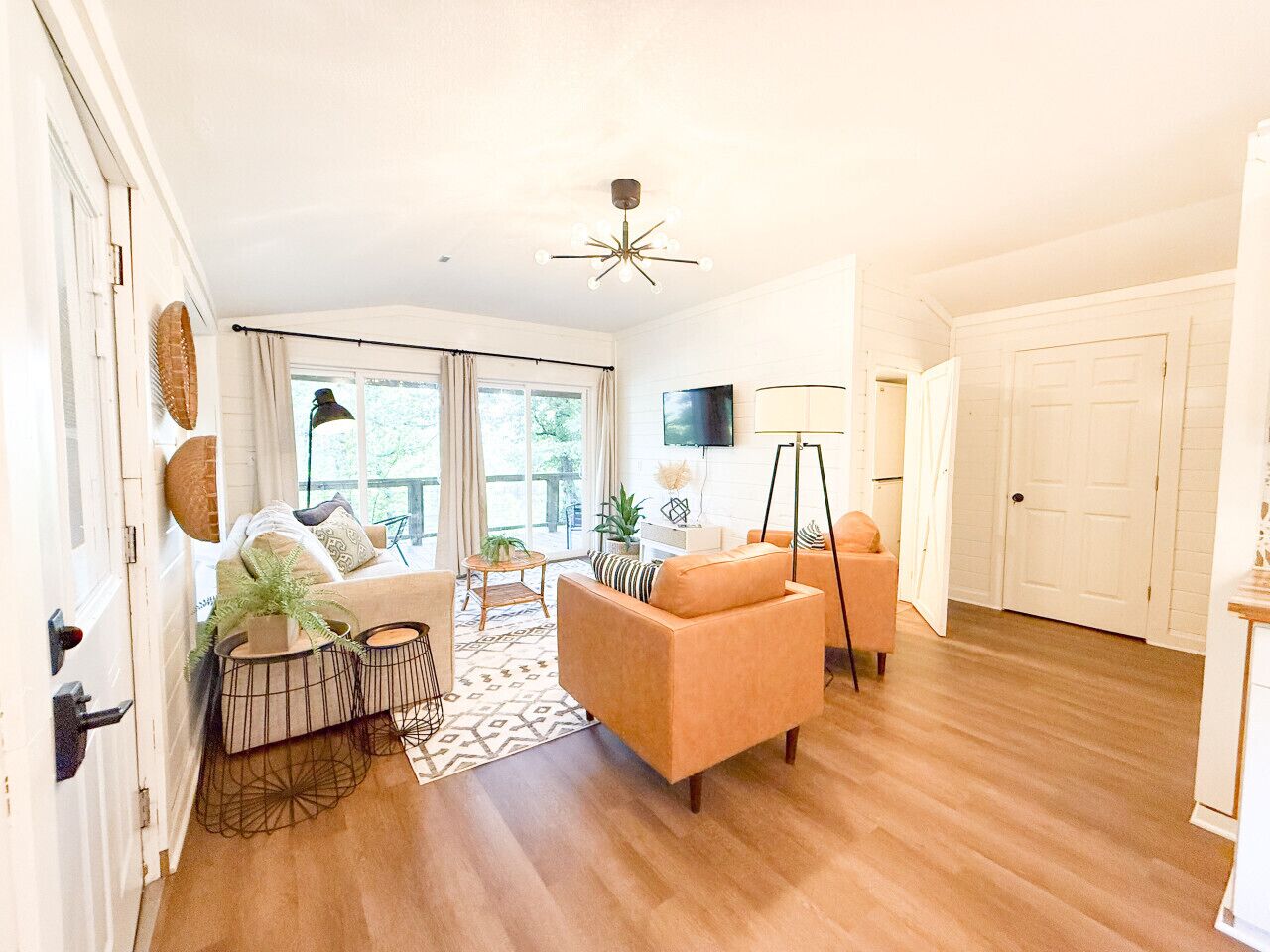 Tv och ett bordtennisbord