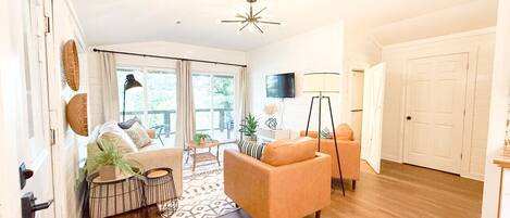 Tv och ett bordtennisbord