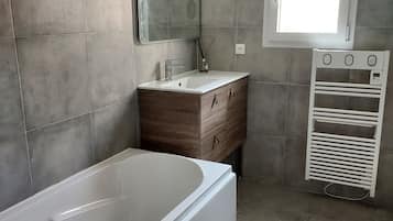 Combined shower/tub