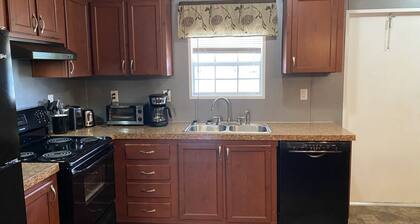 Cheerful 2 bedroom home, King Suite, Wi-Fi