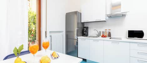 Comfort-Apartment | Eigene Küche | Großer Kühlschrank, Mikrowelle, Ofen, Herdplatte