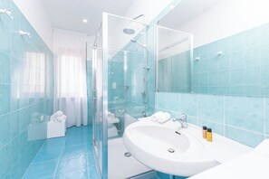 Departamento Confort | Baño | Regadera, secadora de cabello, bidet, toallas 