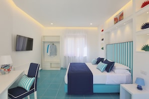 Tabla de planchar con plancha, wifi gratis y ropa de cama