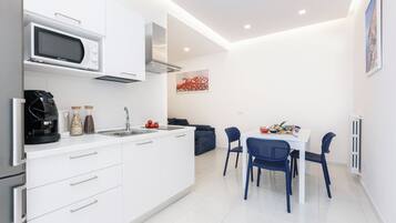 Deluxe Apartment | Private kitchen | Full-sized fridge, microwave, oven, stovetop