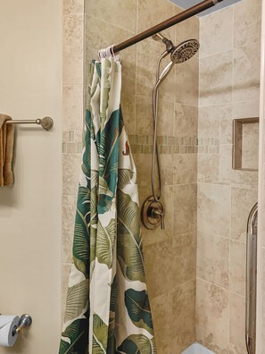 Combined shower/bathtub, hair dryer, towels