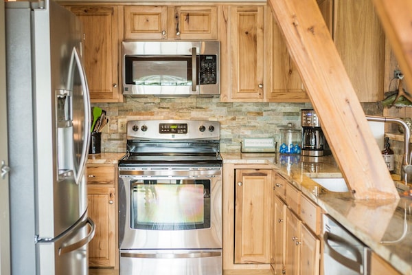 Een koelkast, een microgolfoven, een oven, een kookplaat