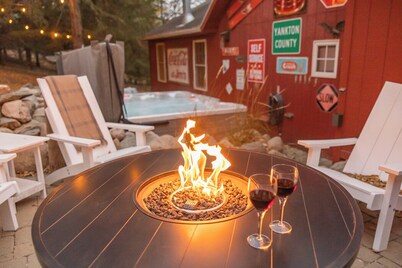 HotTub, PingPong, Firepit, 2 LivingRooms just .67 mi to beach