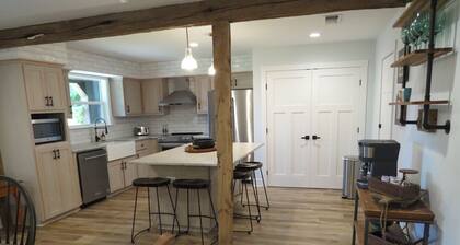 Newly remodeled townhouse with easy access to quaint, downtown Salado.