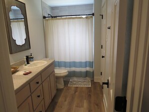 Combined shower/bathtub, towels, soap, shampoo - Newly remodeled townhouse with easy access to quaint, downtown Salado. (Salado)