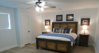 Newly remodeled townhouse with easy access to quaint, downtown Salado.