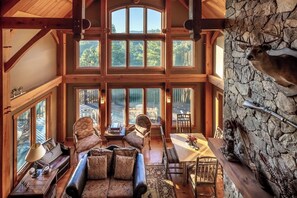 Televisión y chimenea 