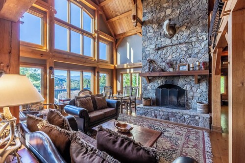 Lake Views, Luxury,HotTub,Game Rm! 5bed/4.5bath!