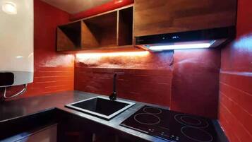 Apartemen | Dapur pribadi | Lemari es, microwave, oven, dan kompor