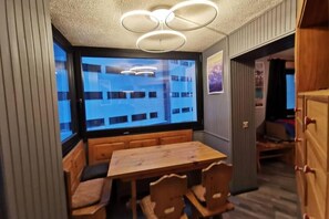 Departamento | Cocina privada | Refrigerador, microondas, horno y parrilla de estufa 