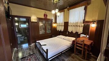 Perushuone | Minibaari, työpöytä, äänieristys, silitysrauta/-lauta