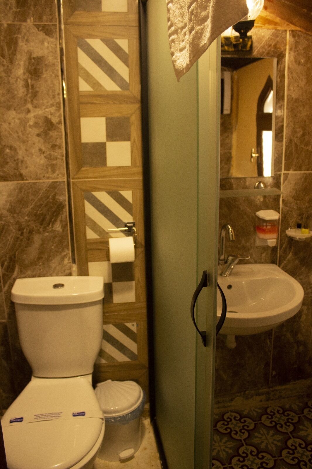 basic room | bathroom | free toiletries, hair dryer, slippers, towels