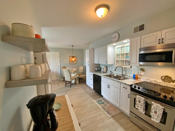 Fridge, microwave, oven, stovetop - Cute condo - Pool & Hot Tub (Gulf Shores)