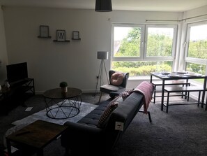 Comfort Apartment | Living area | 32-inch flat-screen TV with digital channels, TV - Walker Suite No60 - Donnini Apartments (Kilmarnock)