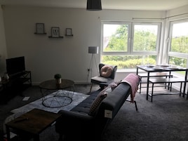 舒适公寓 | 起居区 | 32-英寸纯平电视 （配备数码频道）、电视