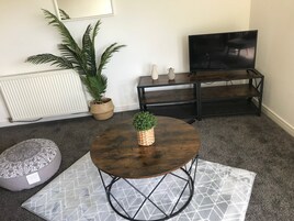 舒适公寓 | 起居区 | 32-英寸纯平电视 （配备数码频道）、电视