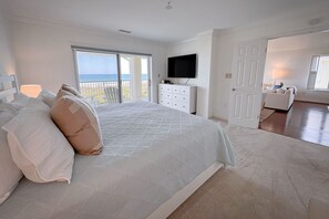 4 slaapkamers, een bureau, een strijkplank/strijkijzer, wifi