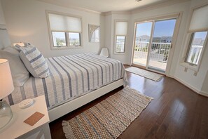 4 bedrooms, desk, iron/ironing board, WiFi - Azure Waves- Oceanfront 4br condo w/ 2 pools, tennis court, and ocean views (Wrightsville Beach)