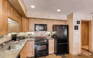 Frigorifero, microonde, piano cottura, lavastoviglie