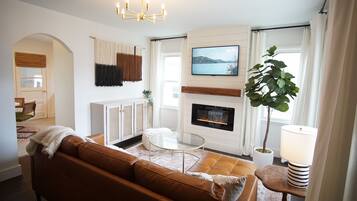 Una Smart TV, una chimenea