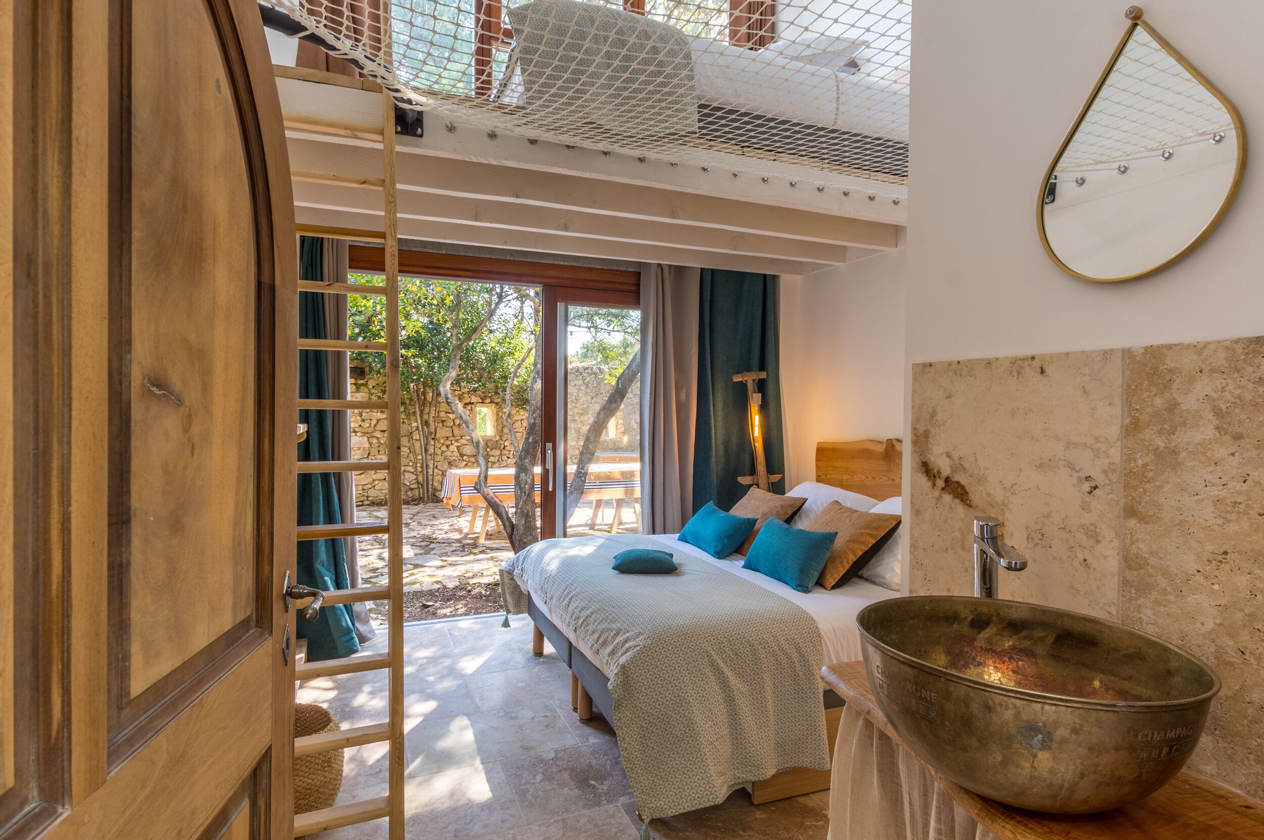 3 bedrooms, desk, iron/ironing board, travel crib