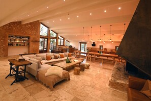 TV, lareira, DVD player, livros