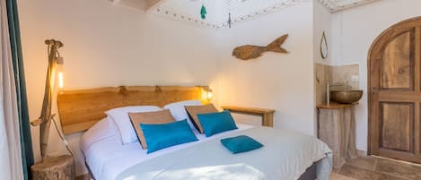 3 habitaciones, escritorio y tabla de planchar con plancha