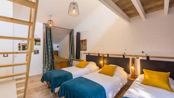 3 habitaciones, escritorio y tabla de planchar con plancha