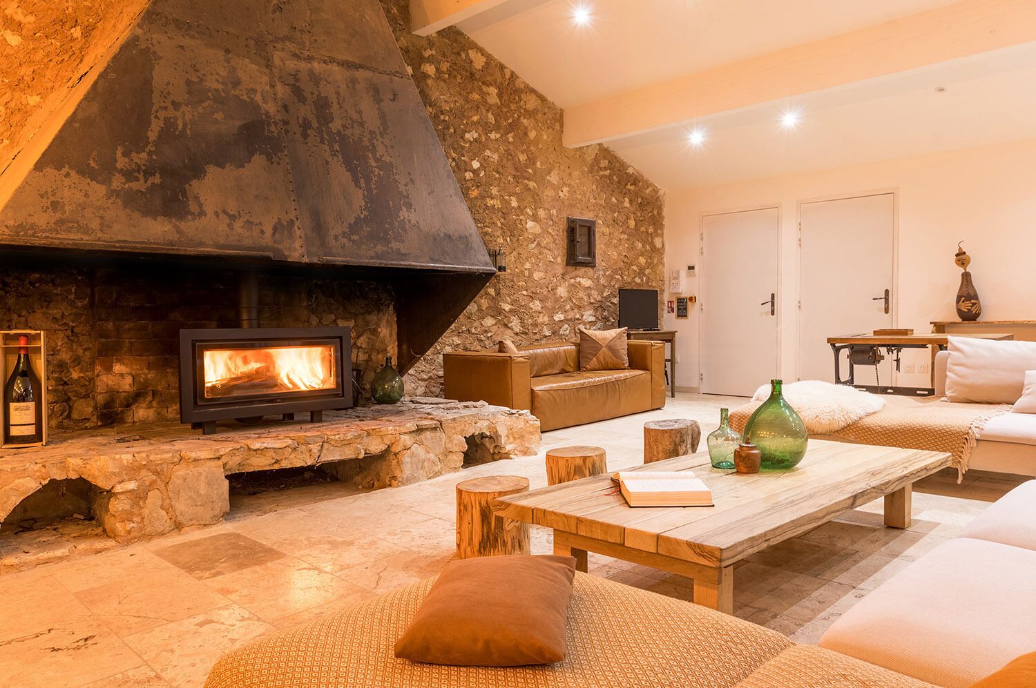 Una televisión, una chimenea, un reproductor de DVD, libros