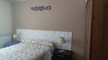 2 slaapkamers, reisbedje, beddengoed