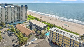 Un hôtel situé en bord de mer, doté d’une piscine, d’un accès direct à la plage et offrant une vue sur l’océan.