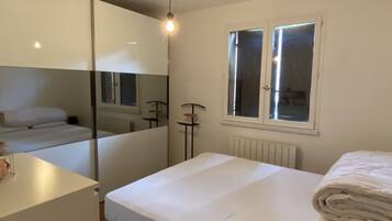 3 habitaciones, escritorio, tabla de planchar con plancha y wifi gratis