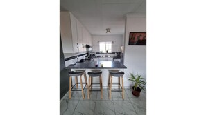 Een koelkast, een microgolfoven, een oven, een waterkoker