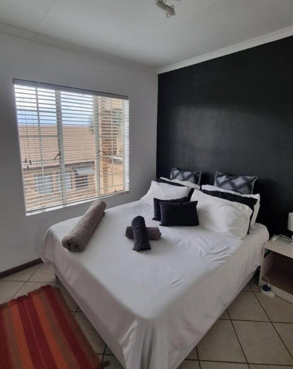 1 slaapkamer, een strijkplank/strijkijzer, internet, beddengoed