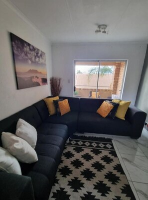 Smart TV - 5 minutes to shops and malls (PRETORIA)