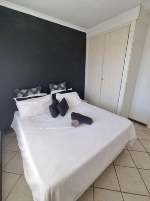 1 habitación, tabla de planchar con plancha, internet y ropa de cama 