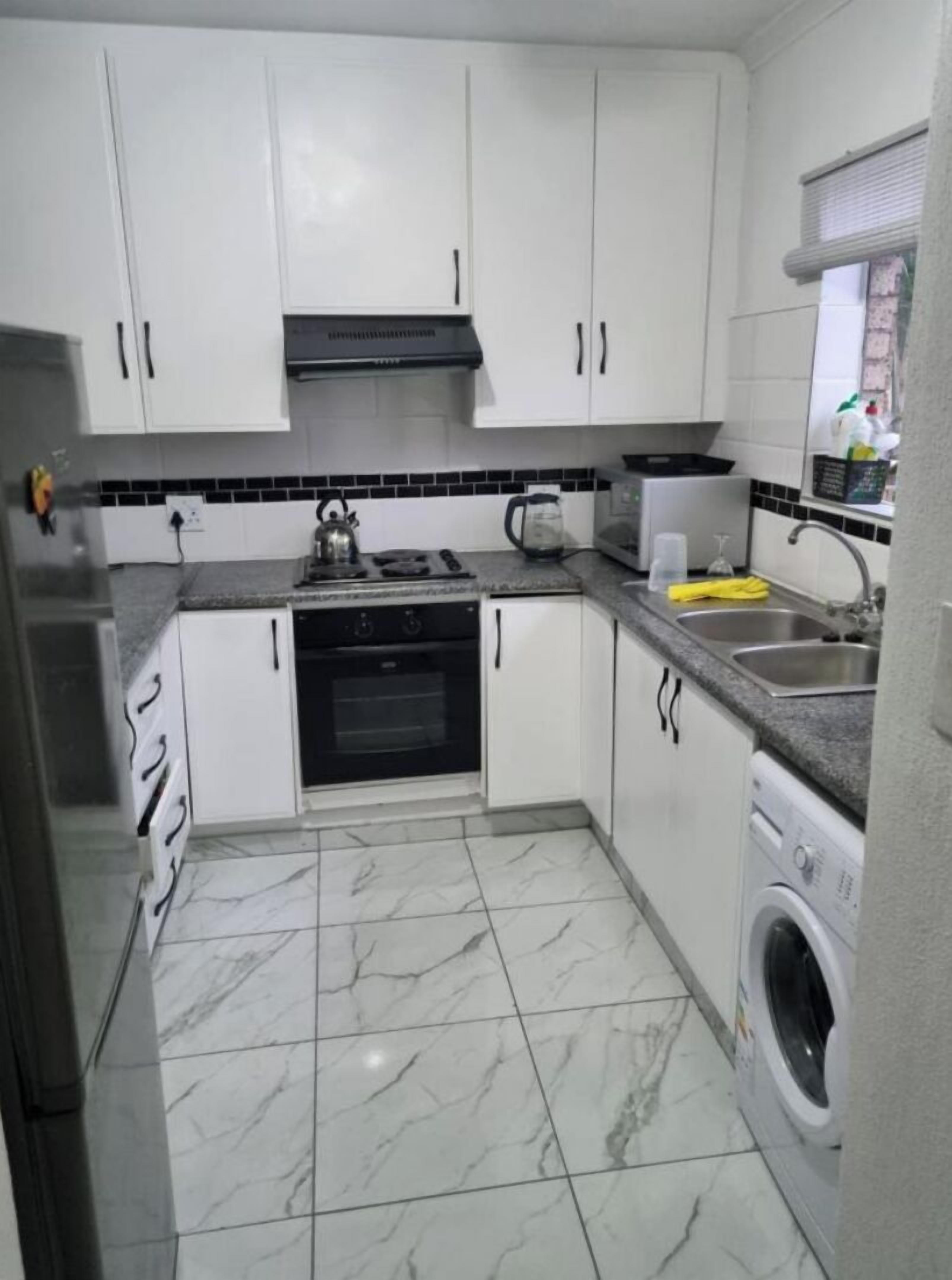 Een koelkast, een magnetron, een oven, een waterkoker