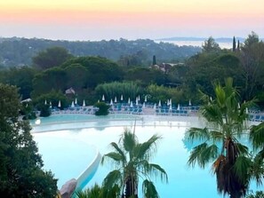 Outdoor pool, a heated pool - Villa 3 bed 2 bath 6 pers, south facing, Golfe St Tropez, air-conditioned, free wifi (Grimaud)