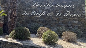 A stone wall with the text "Les Restanques da Golfe de St. Tropez". - Villa 3 bed 2 bath 6 pers, south facing, Golfe St Tropez, air-conditioned, free wifi (Grimaud)
